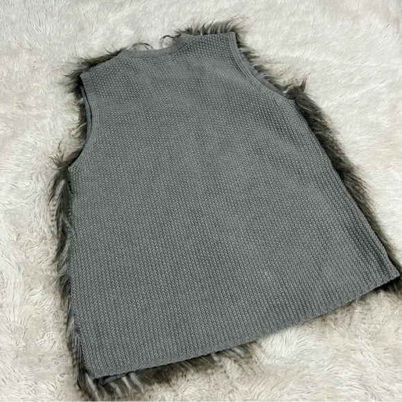 Pink Republic Gray Faux Feathered Fur Knit Woman’s Vest NWT size Large - Picture 8 of 10